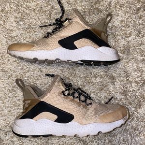 Tan snake Nike huaraches
